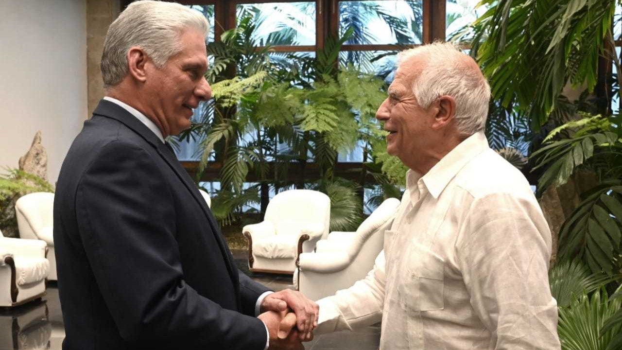 Josep Borrell durante un encuentro en La Habana con Miguel Díaz-Canel.