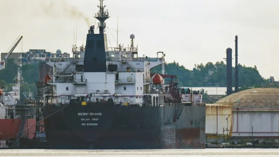 El tanquero mexicano Bicentenario frente a la refinería Ñico López de La Habana el 8 de junio.