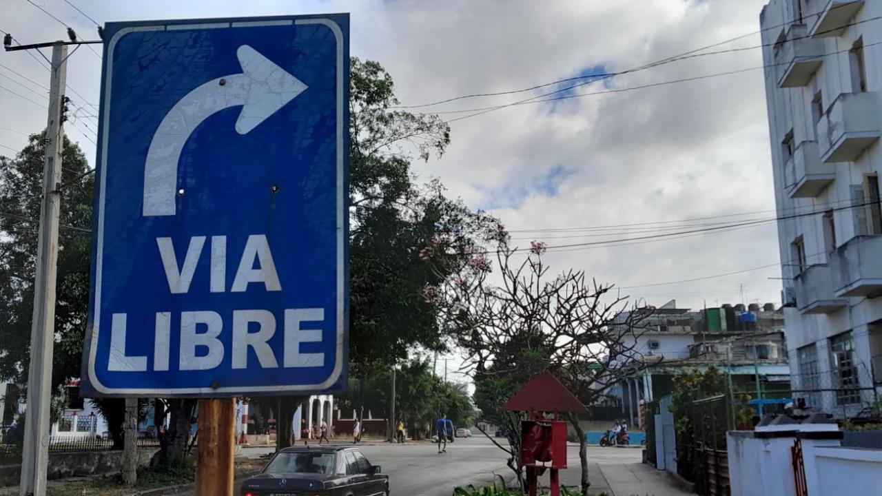 Una señal de tránsito en La Habana.