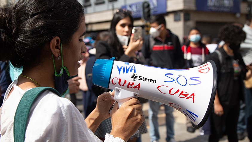 La activista cubana Anamely Ramos en una protesta contra la represión del régimen cubano.