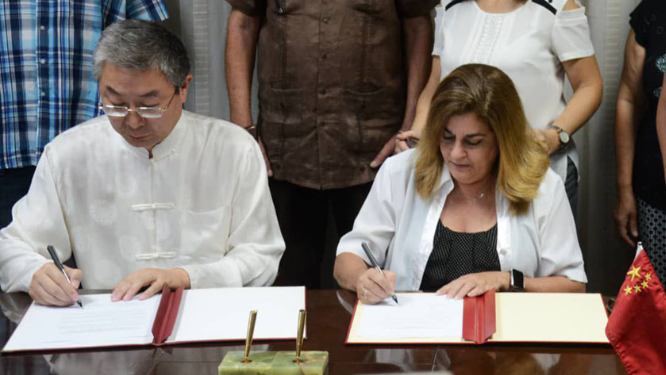 Firma del acuerdo que oficializa la donación china a los damnificados cubanos.