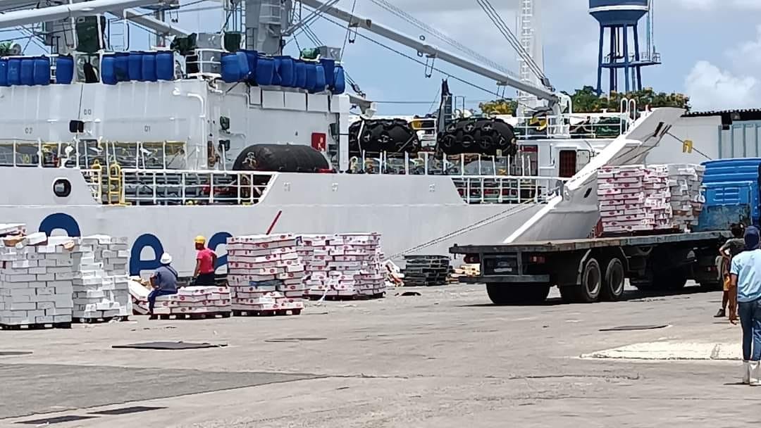 Descarga de un barco de pollo de EEUU en La Habana.