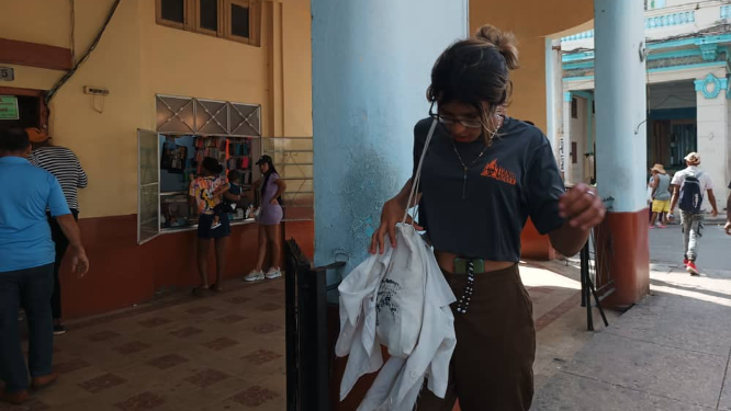 Una mujer en una calle cubana.