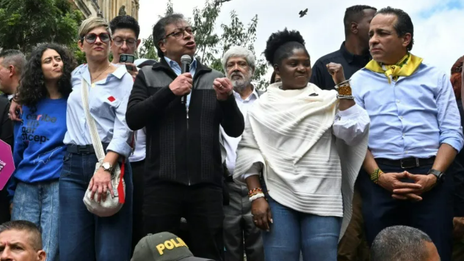 Petro y miembros de su Gobierno en una demostración con sus partidarios en Bogotá.