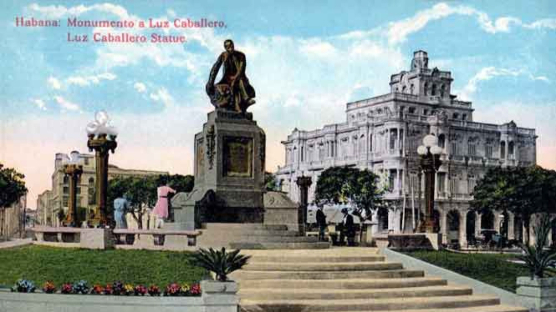 Tarjeta postal del monumento a José de la Luz y Caballero en la Avenida del Puerto, La Habana.