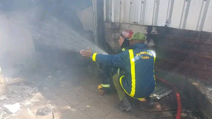 Bomberos extinguen el incendio ocurrido en la Candonga de Santa Clara.