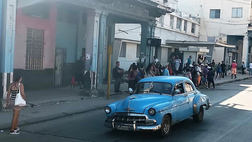 Cubanos a la espera en una cola en La Habana.