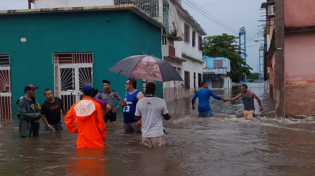 Inundación en una calle en Camagüey.