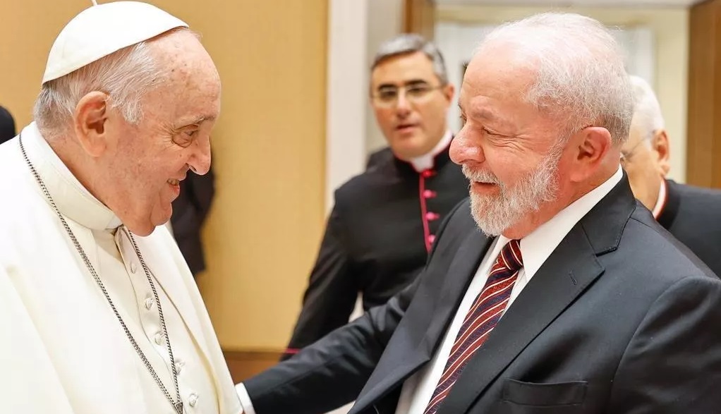 Luiz Inácio Lula da Silva junto al papa Francisco en la Santa Sede..