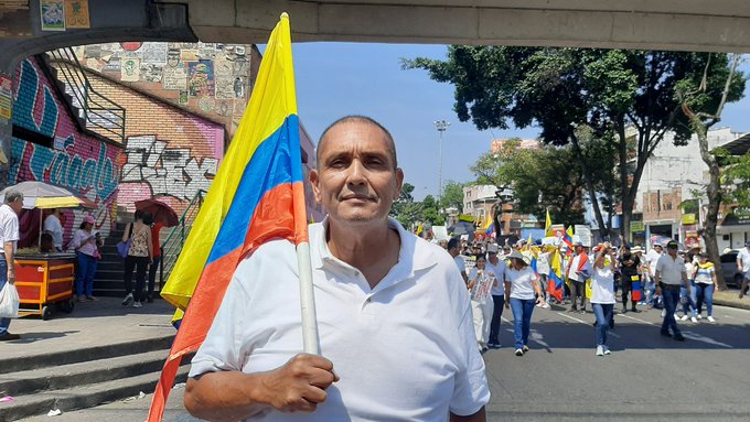 Luis Herrera, un colombiano que se manifiesta contra las medidas de Gustavo Petro.