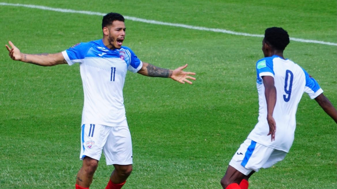 Onel Hernández (izq) celebra un gol con el equipo Cuba.