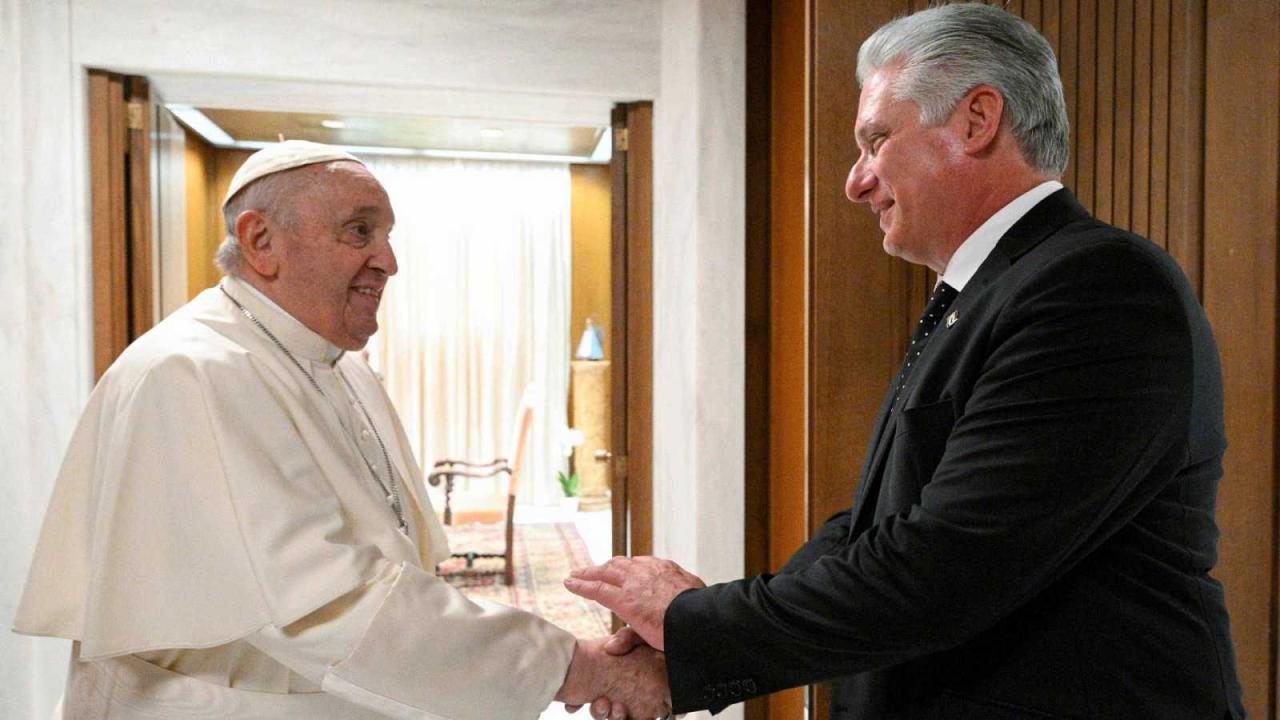El Papa Francisco da la bienvenida al presidente de Cuba, Miguel Díaz-Canel.