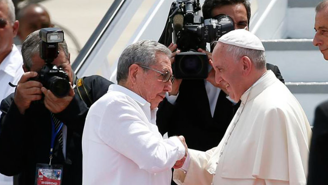 El papa Francisco junto a Raúl Castro durante su visita a Cuba en 2015.