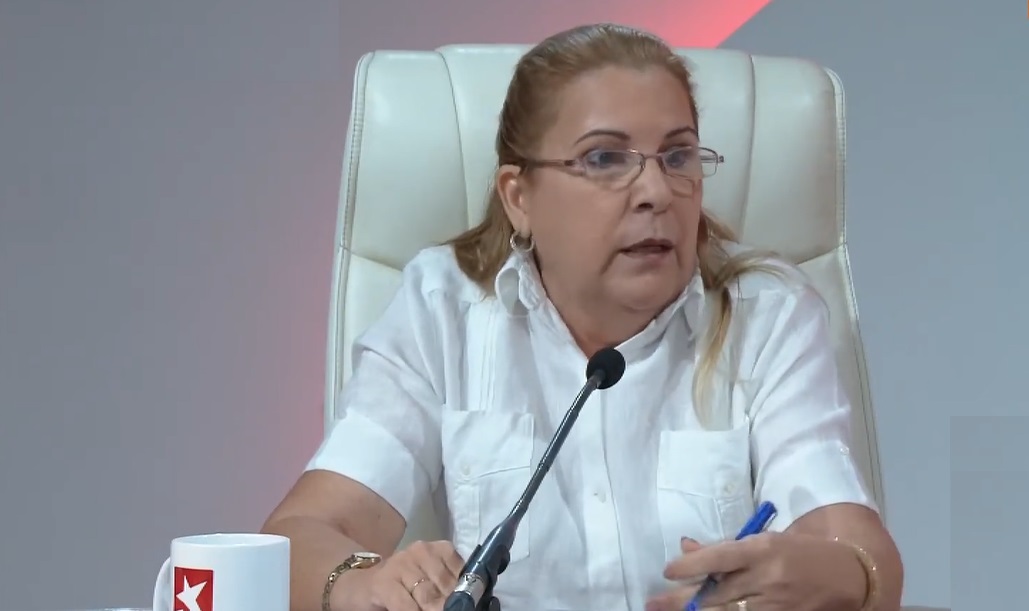 La viceministra de la Industria Alimentaria, Mydalis Naranjo Blanco, en el programa radiotelevisivo 'Mesa Redonda'.