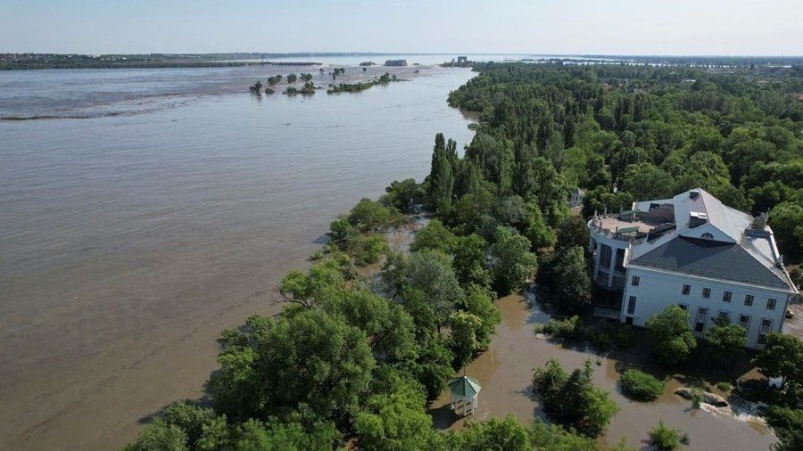 Imagen de las inundaciones en Nueva Kajovka tras la destrucción este martes de una de las mayores y más importantes presas de Ucrania. 