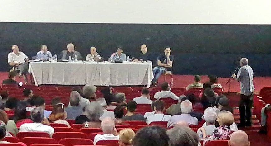 Cineastas reunidos con funcionarios del Gobierno cubano.