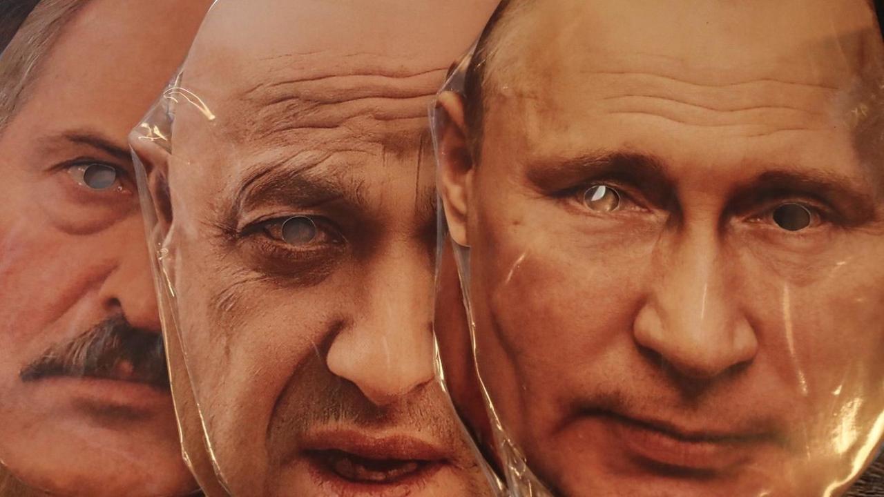 Máscaras de Lukashenko, Prigozhin y Putin, a la venta en una tienda de San Petersburgo.