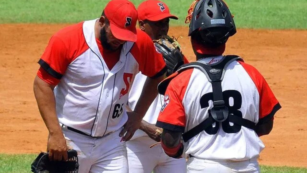Santiago de Cuba vs. Artemisa in the National Baseball Series.