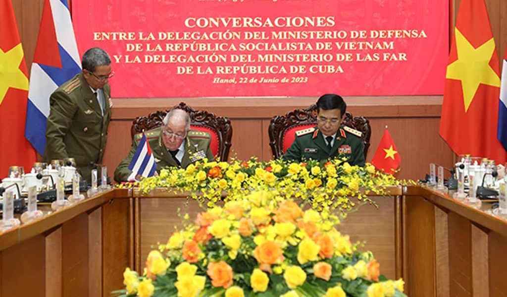 Álvaro López Miera, ministro del MINFAR, junto a Phan Van Giang, ministro de Defensa de Vietnam.