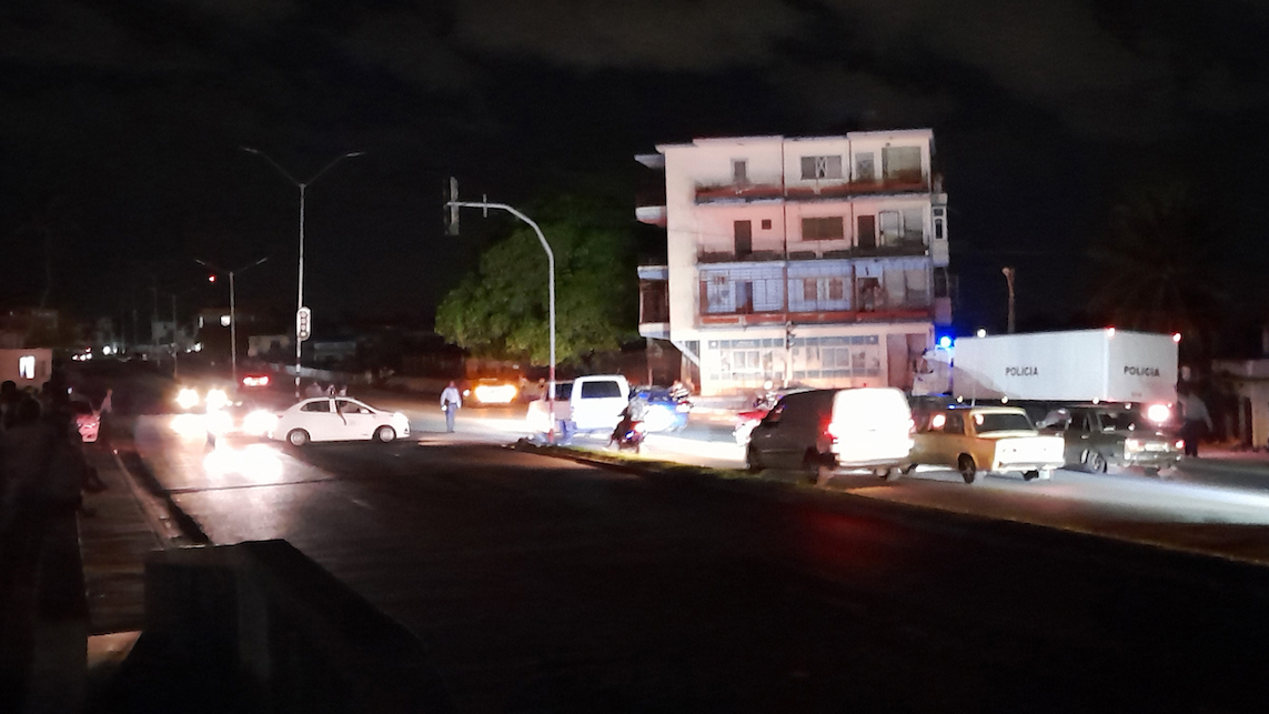 Police on the streets, but cracking down on protestors. Playa, La Habana.