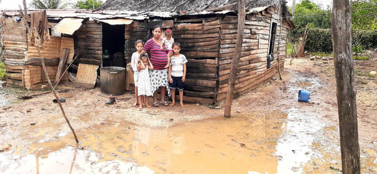Ariannis Morell con sus hijos en el bohío en el que vive en Las Tunas.