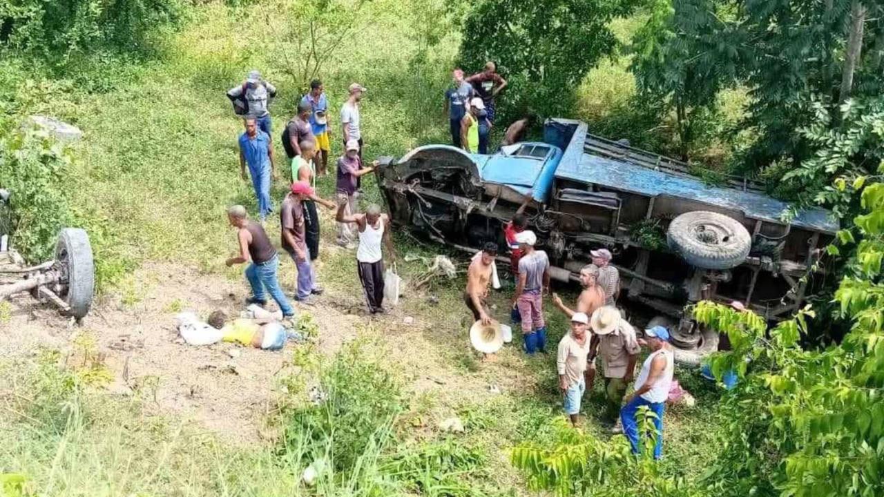 Camión accidentado en Dos Caminos, San Luis, Santiago de Cuba.