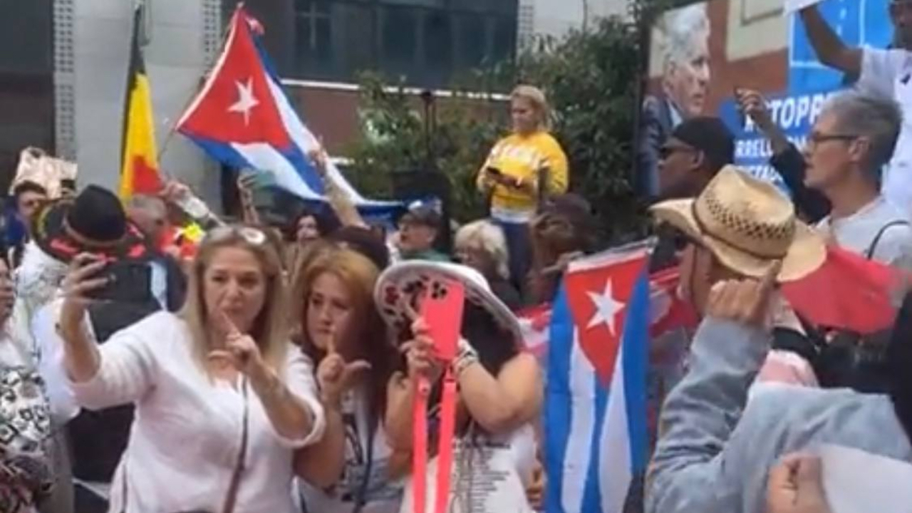 Activistas cubanos protestan en Bruselas, Bélgica.
