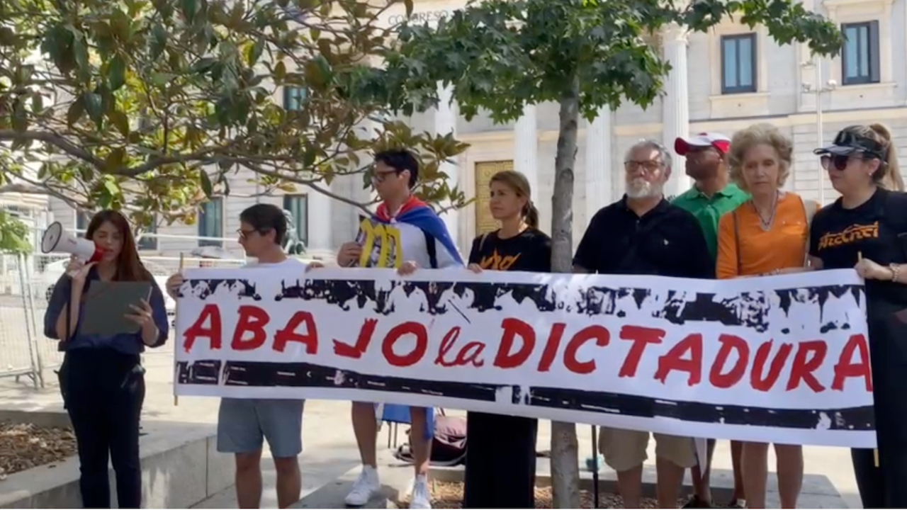 Exiliados cubanos protestan en Madrid en el segundo aniversario del 11J.