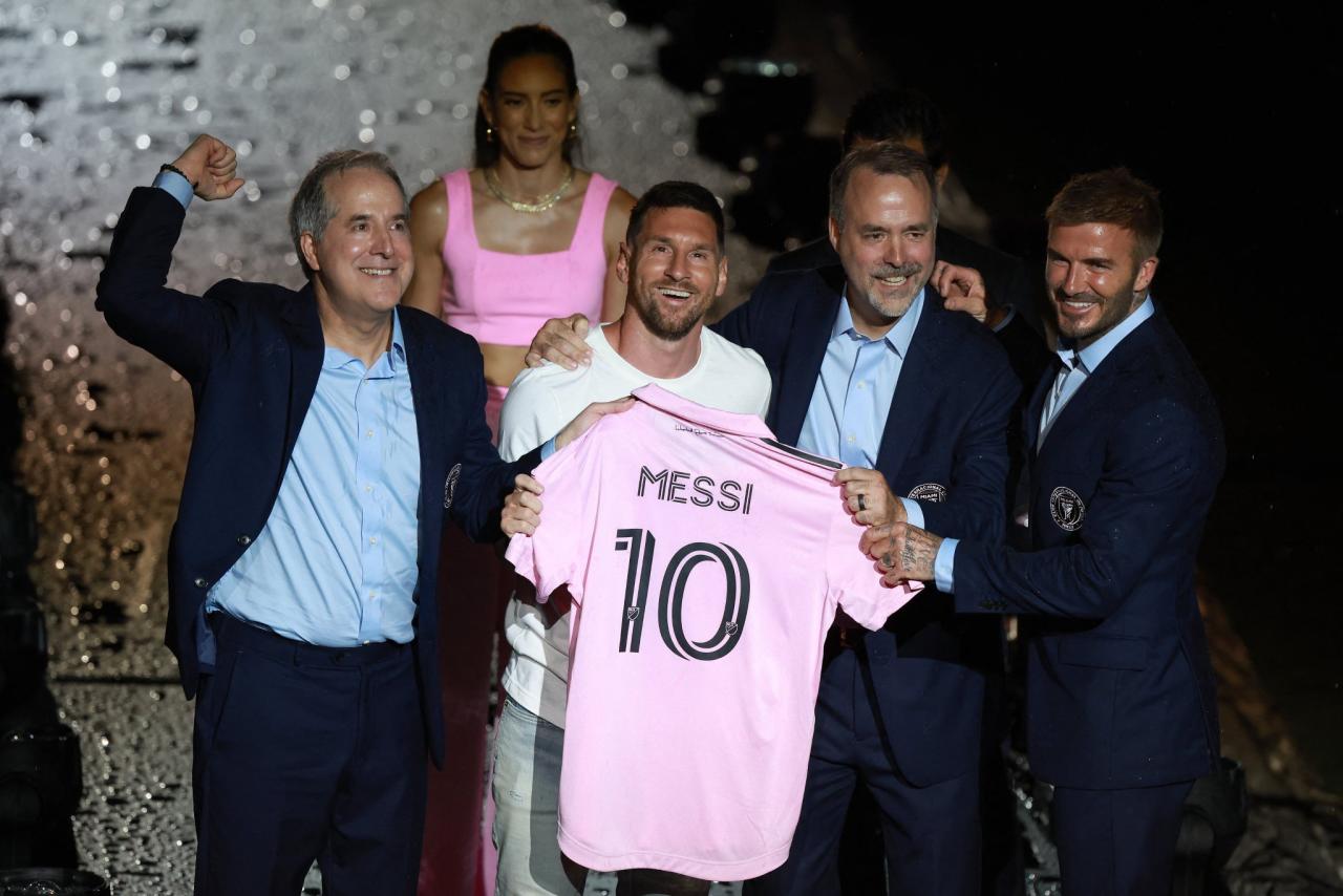 Leo Messi este domingo en el estadio de Fort Lauderdale de Miami junto a Jorge Mas y David Beckham.