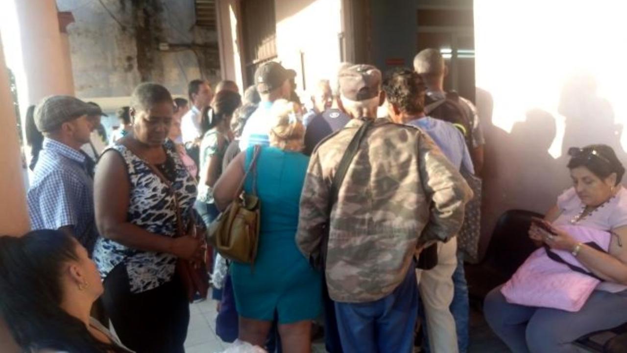 Cubanos haciendo cola en las Oficinas del Registro del Estado Civil.