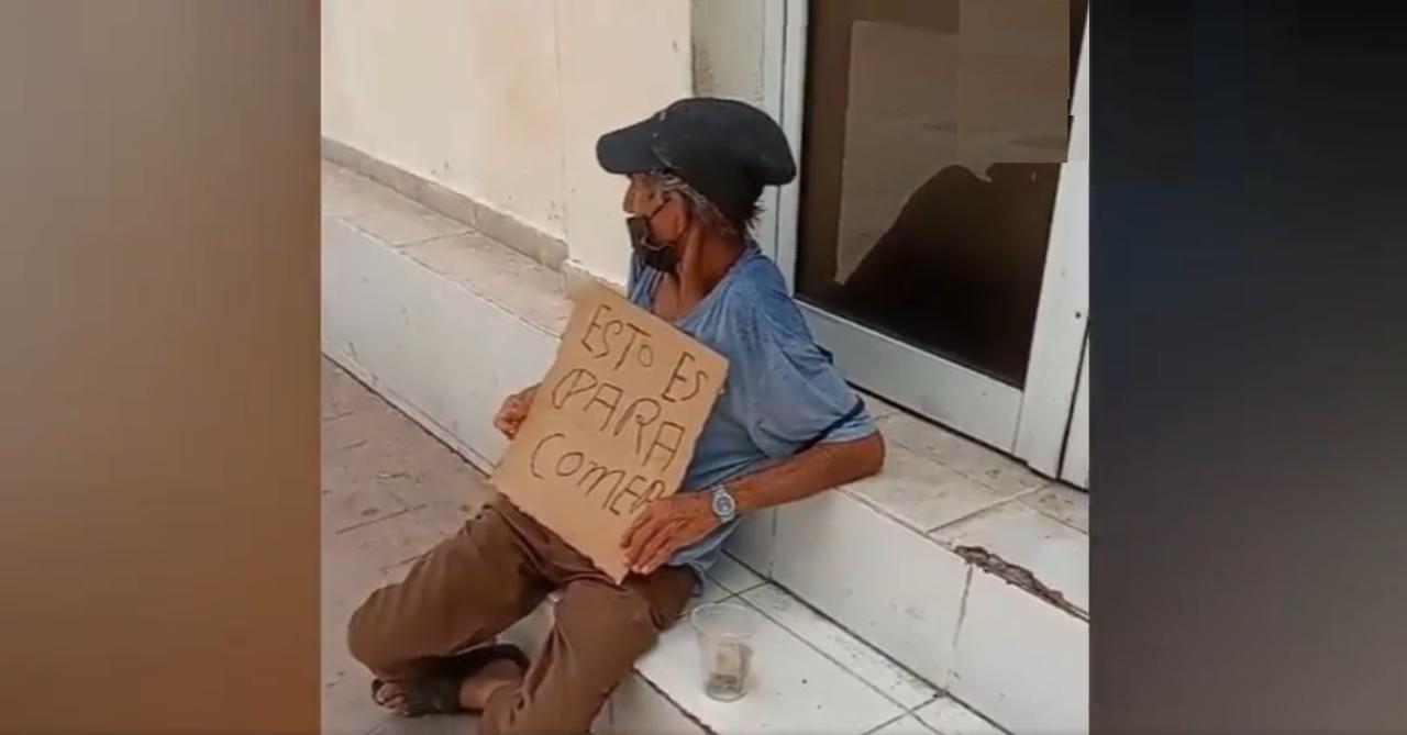 Anciano pidiendo dinero en Santiago de Cuba. Captura de pantalla