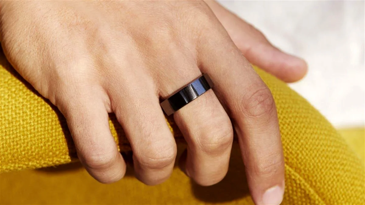 Uno de los anillos inteligentes de Oura, compañía a la que se enfrentará Samsung con su nueva creación.