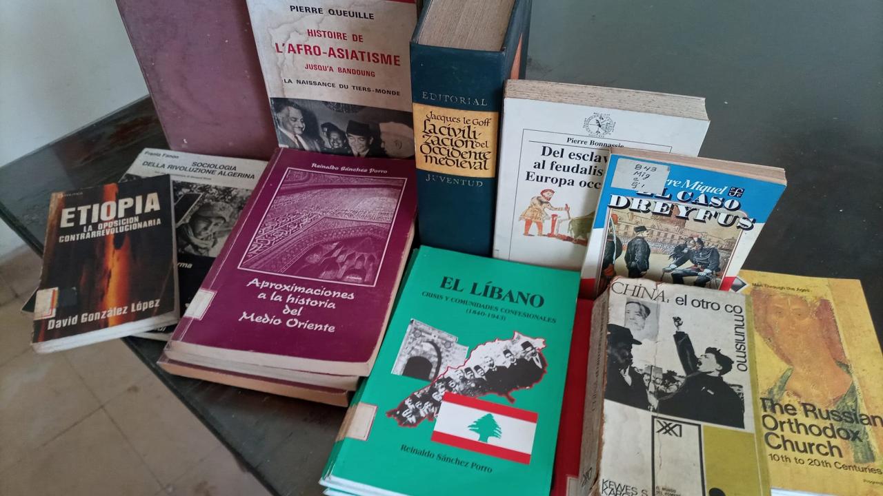 Algunos ejemplares de la biblioteca cerrada en la Universidad de La Habana.