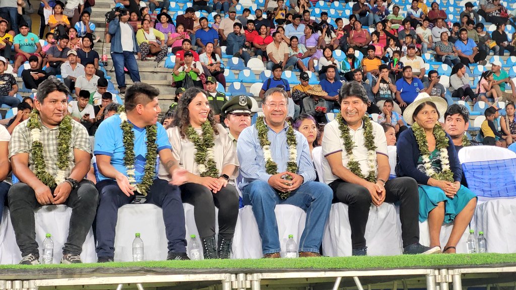 Luis Arce y Evo Morales en un acto deportivo en Cochabamba el miércoles.