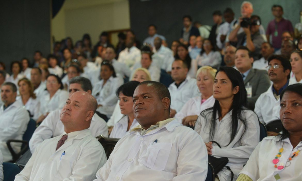 Integrantes del nuevo programa Más Médicos de Brasil.