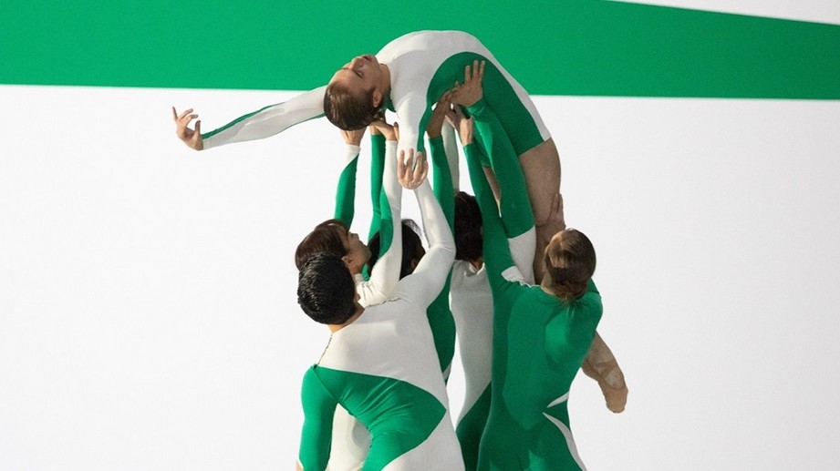 Bailarines en 'Sin título, 2023', inspirada en la obra de Carmen Herrera.