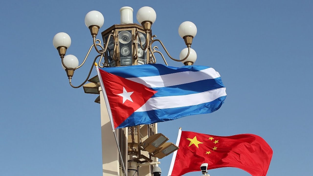 Banderas de Cuba y China en una plaza de Pekín.