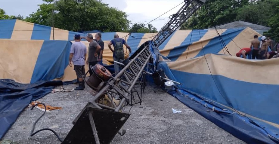 Carpa Azul del Circo Nacional de Cuba derribada por un tornado en Quemado de Güines, Villa Clara.