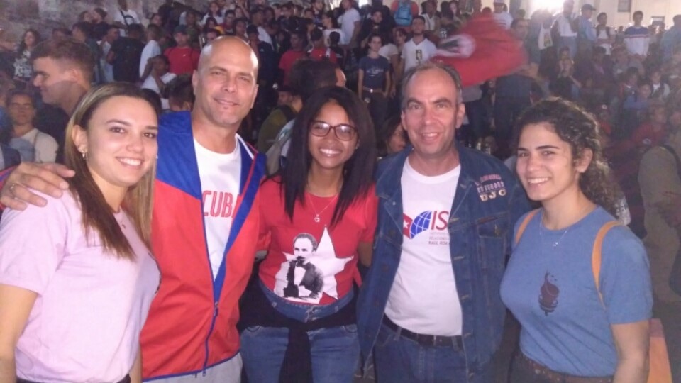 Mirthia Julia Brossard, al centro, junto al espía cubano Gerardo Hernández, y el responsable ideológico del PCC, Rogelio Polanco. 