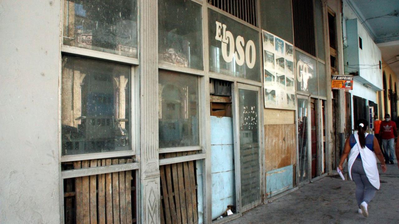 Una tienda desvencijada en La Habana.