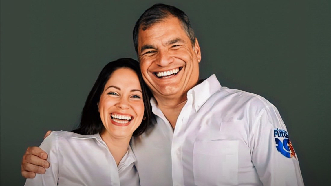 La candidata Luisa González, abrazada a Rafael Correa.