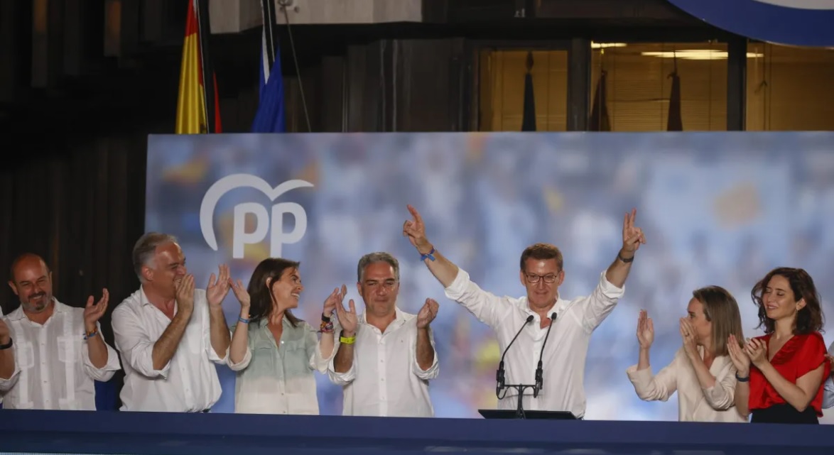 El candidato del Partido Popular, Alberto Núñez Feijoo (3-D), saluda a los simpatizantes en la sede de los populares en Madrid tras conocerse los resultados de las elecciones. 