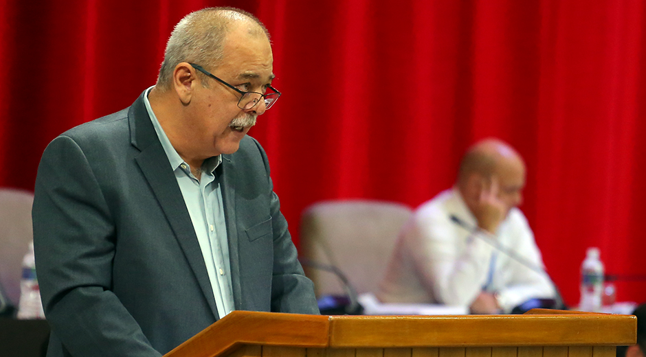 Vicente de la O Levy, ministro de Energía y Minas de Cuba, hablando en la Asamblea Nacional del Poder Popular.