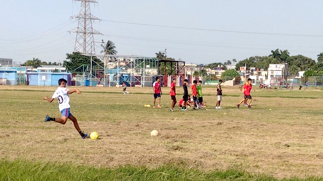 Adolescentes cubanos jugando al fútbol en la Ciudad Deportiva, La Habana.