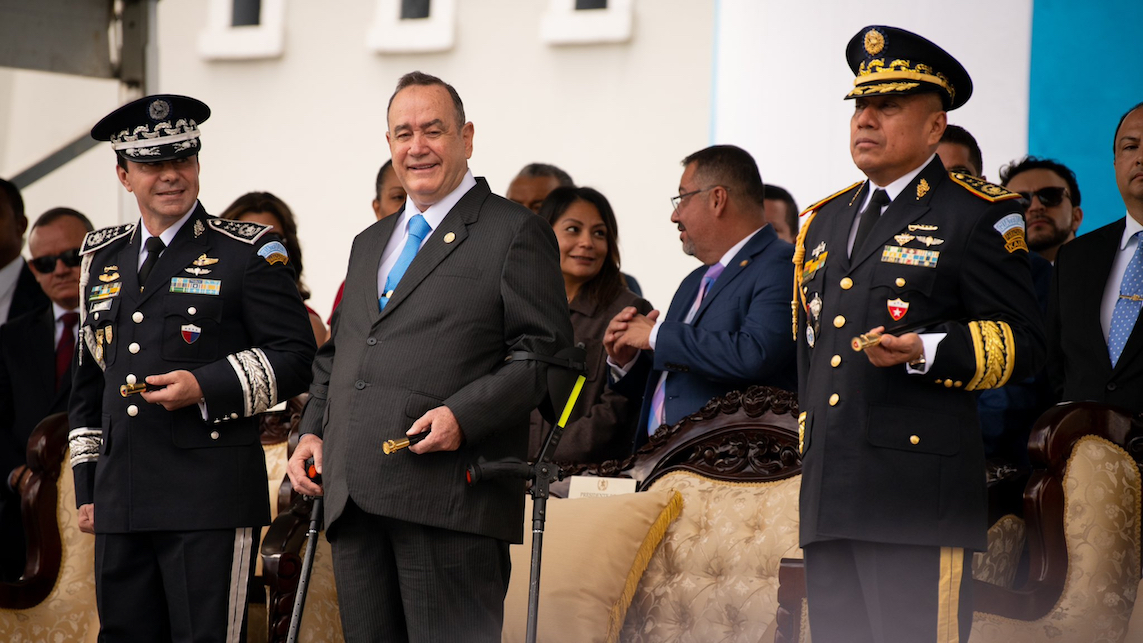 Al centro, el actual presidente de Guatemala, Alejandro Giammattei.