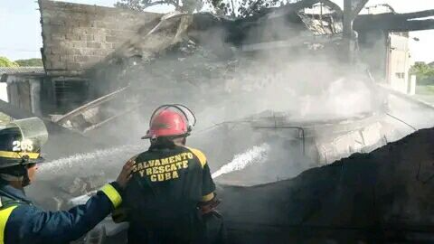 Bomberos apagando el incendio en el astillero Andrés Luján Vázquez. 
