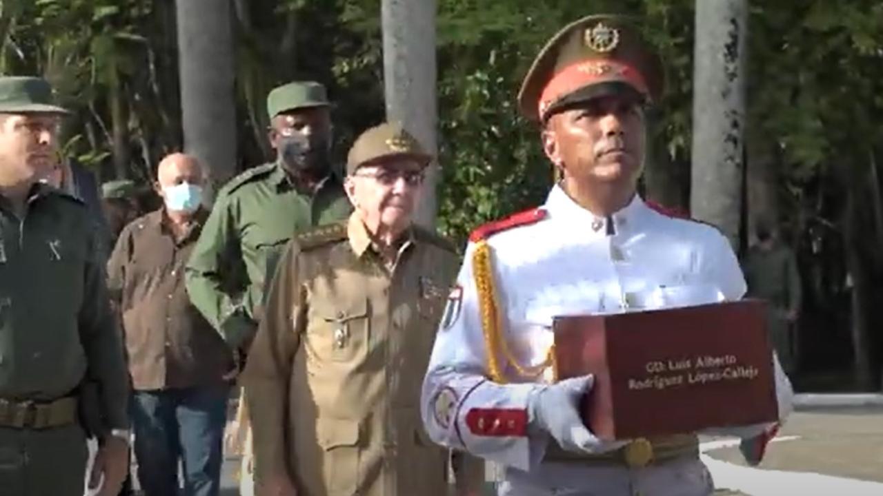 Raúl Castro presidente la inhumación del general de división Luis Alberto Rodríguez López-Calleja.