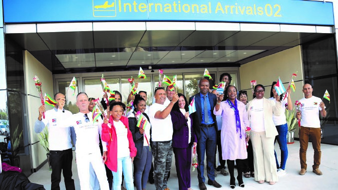 Médicos cubanos recibidos en el aeropuerto de Harare, Zimbabue.
