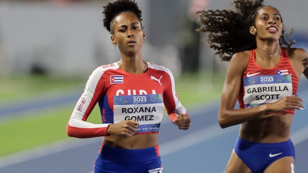 A la izquierda la velocista cubana Roxana Gómez 