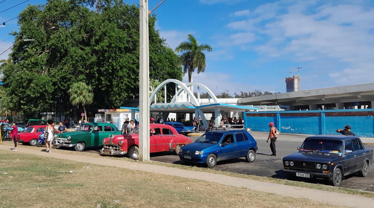 Piquera de transportistas privados en las inmediaciones de la Terminal de Ómnibus Nacional, La Habana.